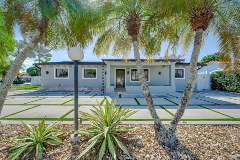 House in Miami, Florida 4 bedrooms, 139.63 sq.m. № 2010551 - photo 3