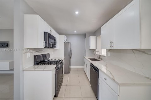 House in Miami, Florida 4 bedrooms, 139.63 sq.m. № 2010551 - photo 18