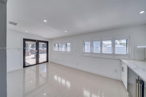 House in Miami, Florida 4 bedrooms, 139.63 sq.m. № 2010551 - photo 20