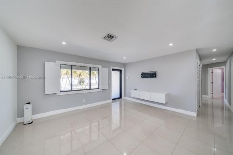 House in Miami, Florida 4 bedrooms, 139.63 sq.m. № 2010551 - photo 14