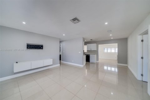 House in Miami, Florida 4 bedrooms, 139.63 sq.m. № 2010551 - photo 15