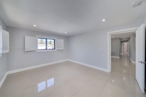 House in Miami, Florida 4 bedrooms, 139.63 sq.m. № 2010551 - photo 26