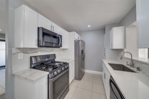 House in Miami, Florida 4 bedrooms, 139.63 sq.m. № 2010551 - photo 17