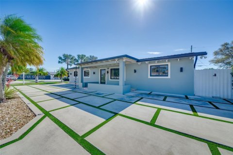 House in Miami, Florida 4 bedrooms, 139.63 sq.m. № 2010551