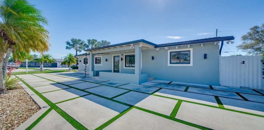 House in Miami, Florida 4 bedrooms, 139.63 sq.m. № 2010551