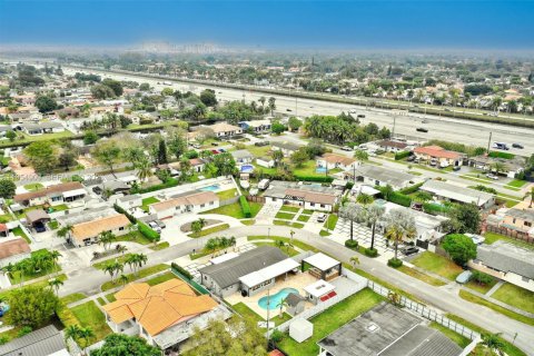 House in Miami, Florida 4 bedrooms, 139.63 sq.m. № 2010551 - photo 10