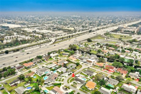 House in Miami, Florida 4 bedrooms, 139.63 sq.m. № 2010551 - photo 9