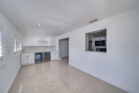 House in Miami, Florida 4 bedrooms, 139.63 sq.m. № 2010551 - photo 22