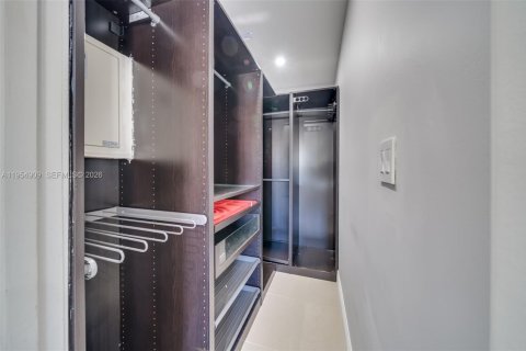 House in Miami, Florida 4 bedrooms, 139.63 sq.m. № 2010551 - photo 29