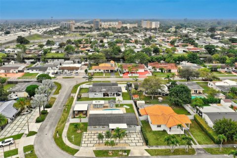 House in Miami, Florida 4 bedrooms, 139.63 sq.m. № 2010551 - photo 7