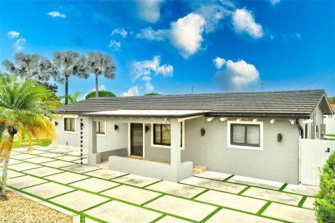 House in Miami, Florida 4 bedrooms, 139.63 sq.m. № 2010551 - photo 5