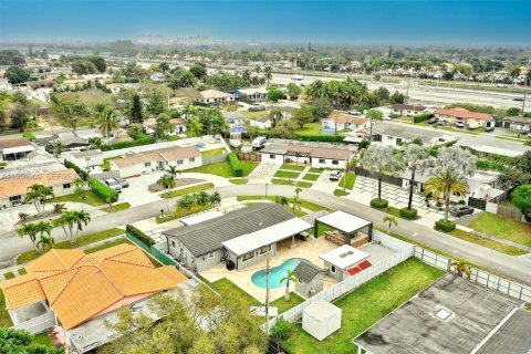 House in Miami, Florida 4 bedrooms, 139.63 sq.m. № 2010551 - photo 11