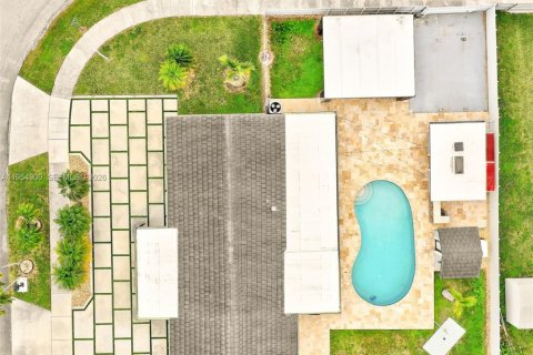 House in Miami, Florida 4 bedrooms, 139.63 sq.m. № 2010551 - photo 6