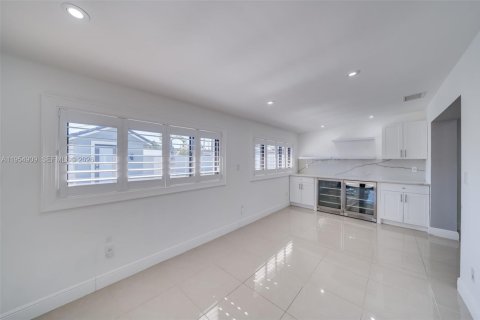 House in Miami, Florida 4 bedrooms, 139.63 sq.m. № 2010551 - photo 23