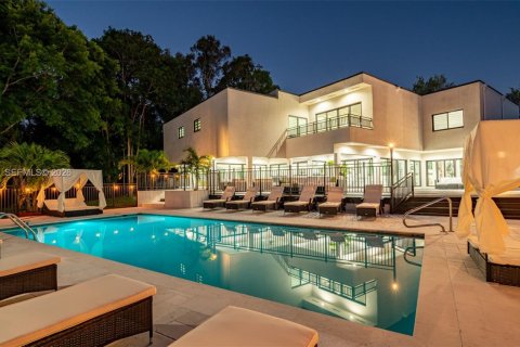 House in Plantation, Florida 9 bedrooms, 797.29 sq.m. № 2267708