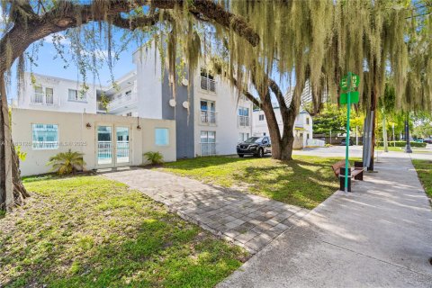 Condo in Miami, Florida, 1 bedroom  № 1889753 - photo 21