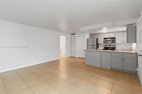 Condo in Miami, Florida, 1 bedroom  № 1889753 - photo 2