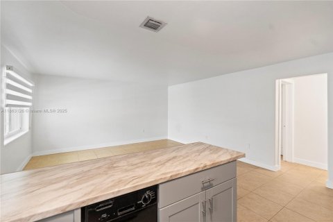 Condo in Miami, Florida, 1 bedroom  № 1889753 - photo 10