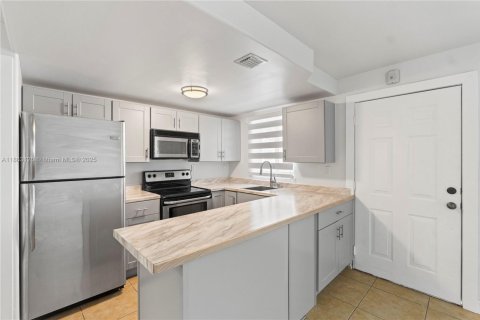 Condo in Miami, Florida, 1 bedroom  № 1889753 - photo 8