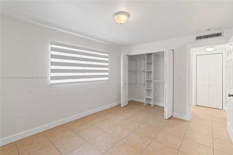 Condo in Miami, Florida, 1 bedroom  № 1889753 - photo 3