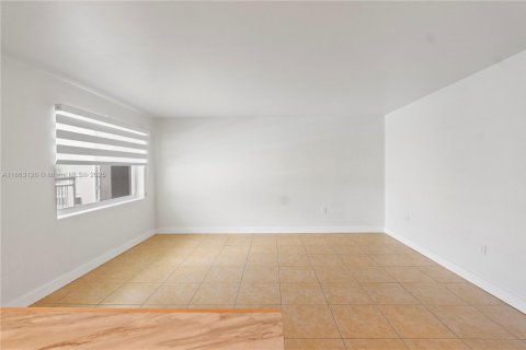 Condo in Miami, Florida, 1 bedroom  № 1889753 - photo 11
