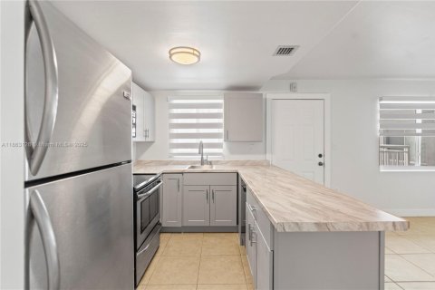 Condo in Miami, Florida, 1 bedroom  № 1889753 - photo 9
