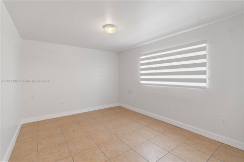Condo in Miami, Florida, 1 bedroom  № 1889753 - photo 13