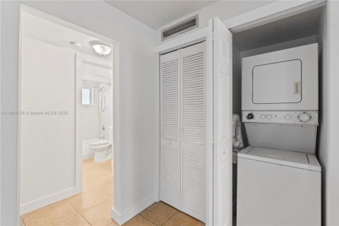 Condo in Miami, Florida, 1 bedroom  № 1889753 - photo 12