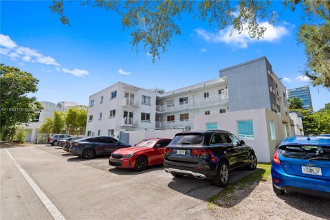 Condo in Miami, Florida, 1 bedroom  № 1889753 - photo 17
