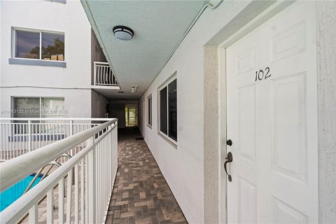 Condo in Miami, Florida, 1 bedroom  № 1889753 - photo 6
