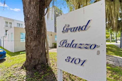 Condo in Miami, Florida, 1 bedroom  № 1889753 - photo 1