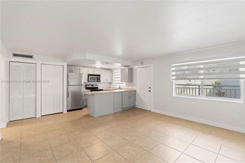 Condo in Miami, Florida, 1 bedroom  № 1889753 - photo 5