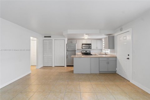 Condo in Miami, Florida, 1 bedroom  № 1889753 - photo 16