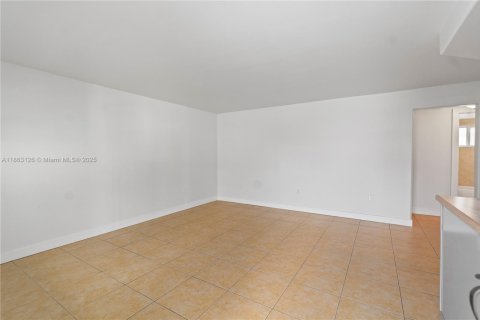 Condo in Miami, Florida, 1 bedroom  № 1889753 - photo 7