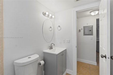 Condo in Miami, Florida, 1 bedroom  № 1889753 - photo 15