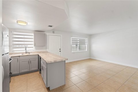 Condo in Miami, Florida, 1 bedroom  № 1889753 - photo 4