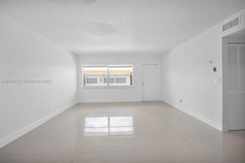 Apartment in Margate, Florida 2 bedrooms, 76.83 sq.m. № 2401342 - photo 2