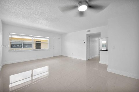 Apartment in Margate, Florida 2 bedrooms, 76.83 sq.m. № 2401342 - photo 6