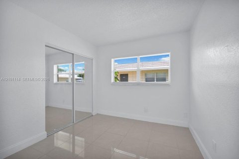 Apartment in Margate, Florida 2 bedrooms, 76.83 sq.m. № 2401342 - photo 4