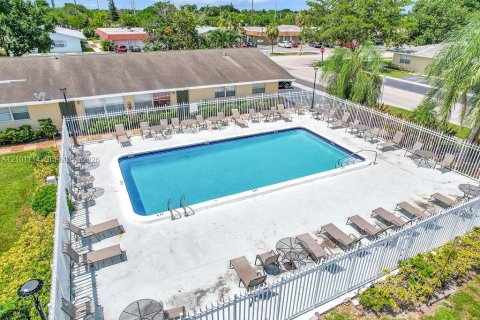 Apartment in Margate, Florida 2 bedrooms, 76.83 sq.m. № 2401342 - photo 5