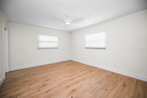 House in Tampa, Florida 4 bedrooms, 263.75 sq.m. № 1817257 - photo 14