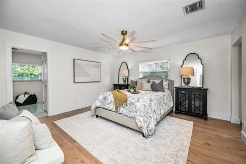 House in Tampa, Florida 4 bedrooms, 263.75 sq.m. № 1817257 - photo 13