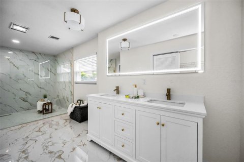House in Tampa, Florida 4 bedrooms, 263.75 sq.m. № 1817257 - photo 8