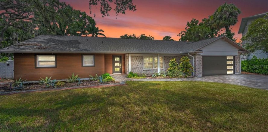 House in Tampa, Florida 4 bedrooms, 263.75 sq.m. № 1817257
