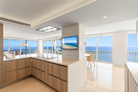 Condo in Fort Lauderdale, Florida, 4 bedrooms  № 2001865 - photo 12