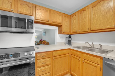 Condo in West Palm Beach, Florida, 2 bedrooms № 2249795 - photo 14