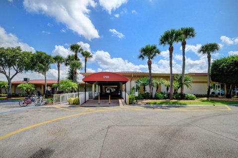 Condo in West Palm Beach, Florida, 2 bedrooms № 2249795 - photo 25