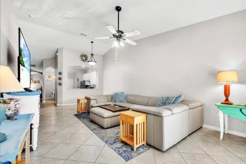 House in Punta Gorda, Florida 3 bedrooms, 163.97 sq.m. № 2396409 - photo 8