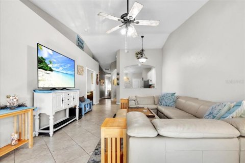House in Punta Gorda, Florida 3 bedrooms, 163.97 sq.m. № 2396409 - photo 9