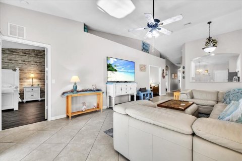 House in Punta Gorda, Florida 3 bedrooms, 163.97 sq.m. № 2396409 - photo 10